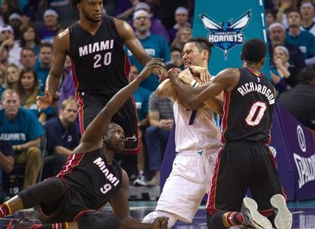  布朗森关键罚球锁定胜局，尼克斯客场险胜黄蜂止连败